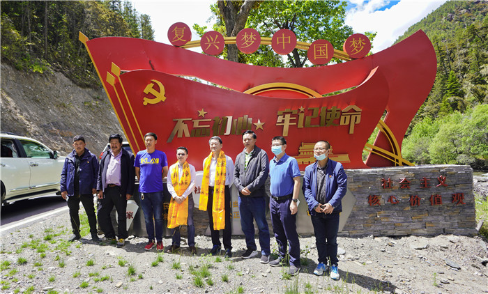 尊龙凯时集团党委书记、董事长任丁率队赴麻格同村推进对口帮扶工作