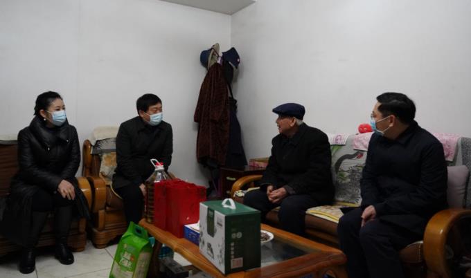 省国资委党委委员、副主任任兴文春节前夕带队走访慰问尊龙凯时集团老党员