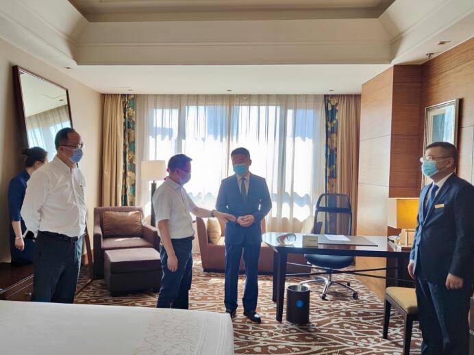 集团党委委员、董事郑贵林检查指导酒店疫情防控和防汛工作