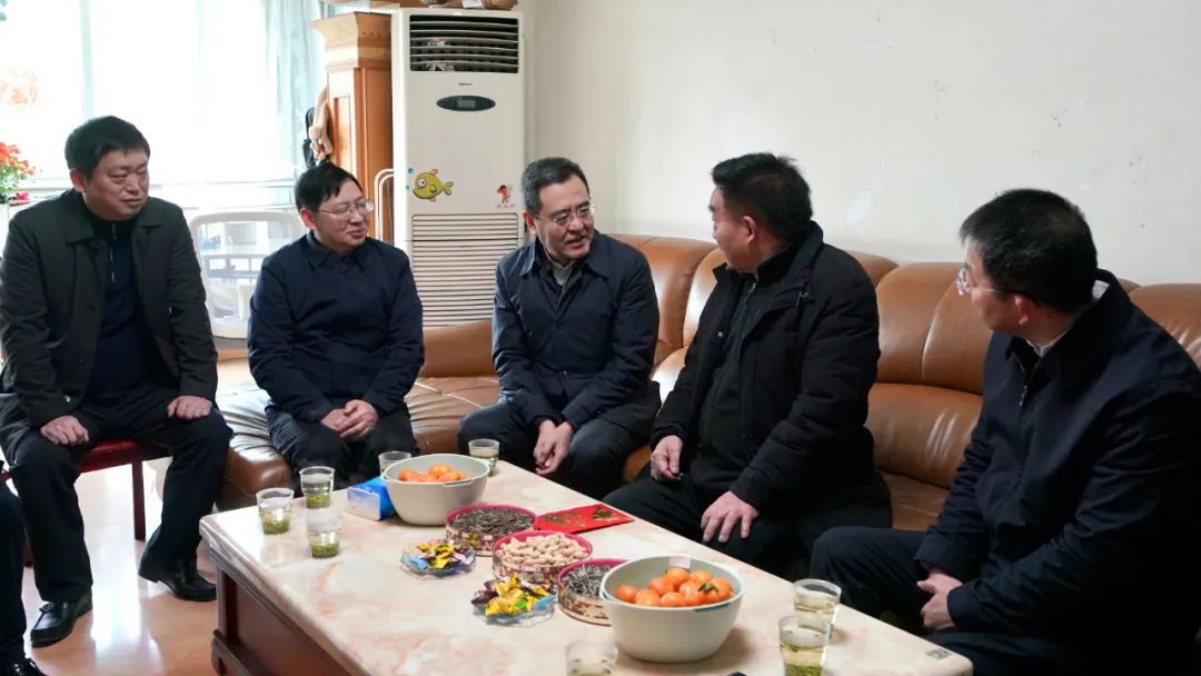 省国资委党委书记、主任冯文生等领导走访慰问省尊龙凯时集团老党员、老干部