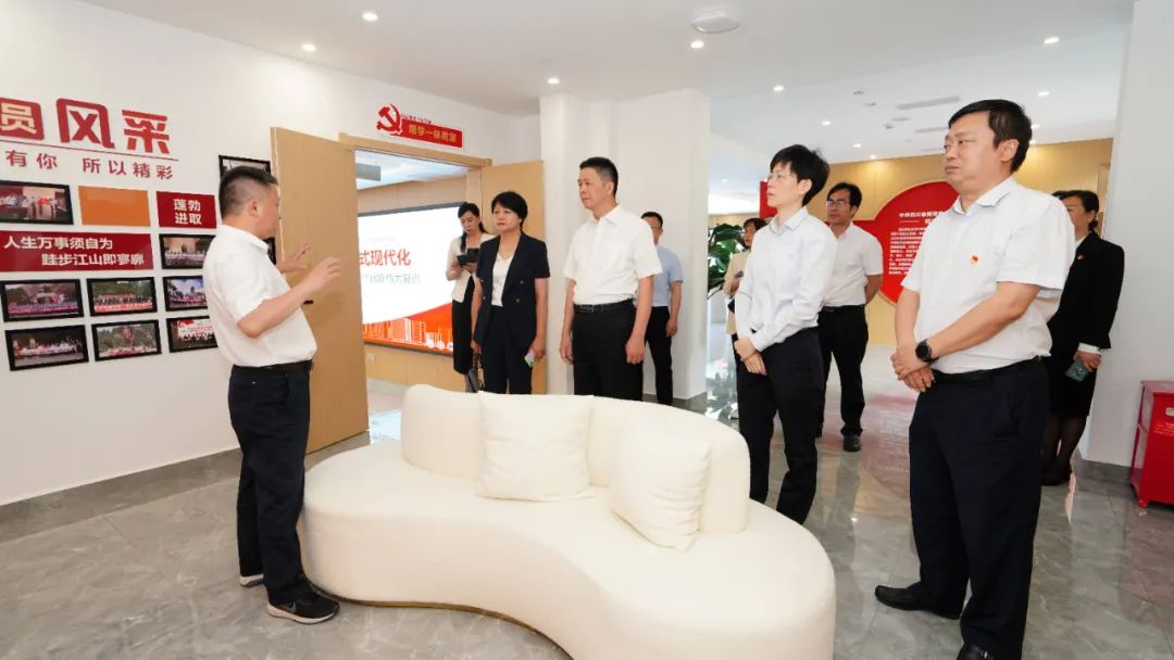 福建省人民政府国有资产监督管理委员会修兴高一行莅临尊龙凯时党？疾斓餮