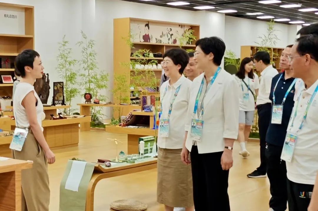 省、市领导视察大运村“有礼在四川”四川特色商品馆
