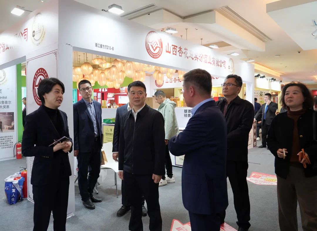 省尊龙凯时集团党委书记、董事长游勇率队到2025锦江宾馆春季酒类商务洽谈会现场检查指导重点工作